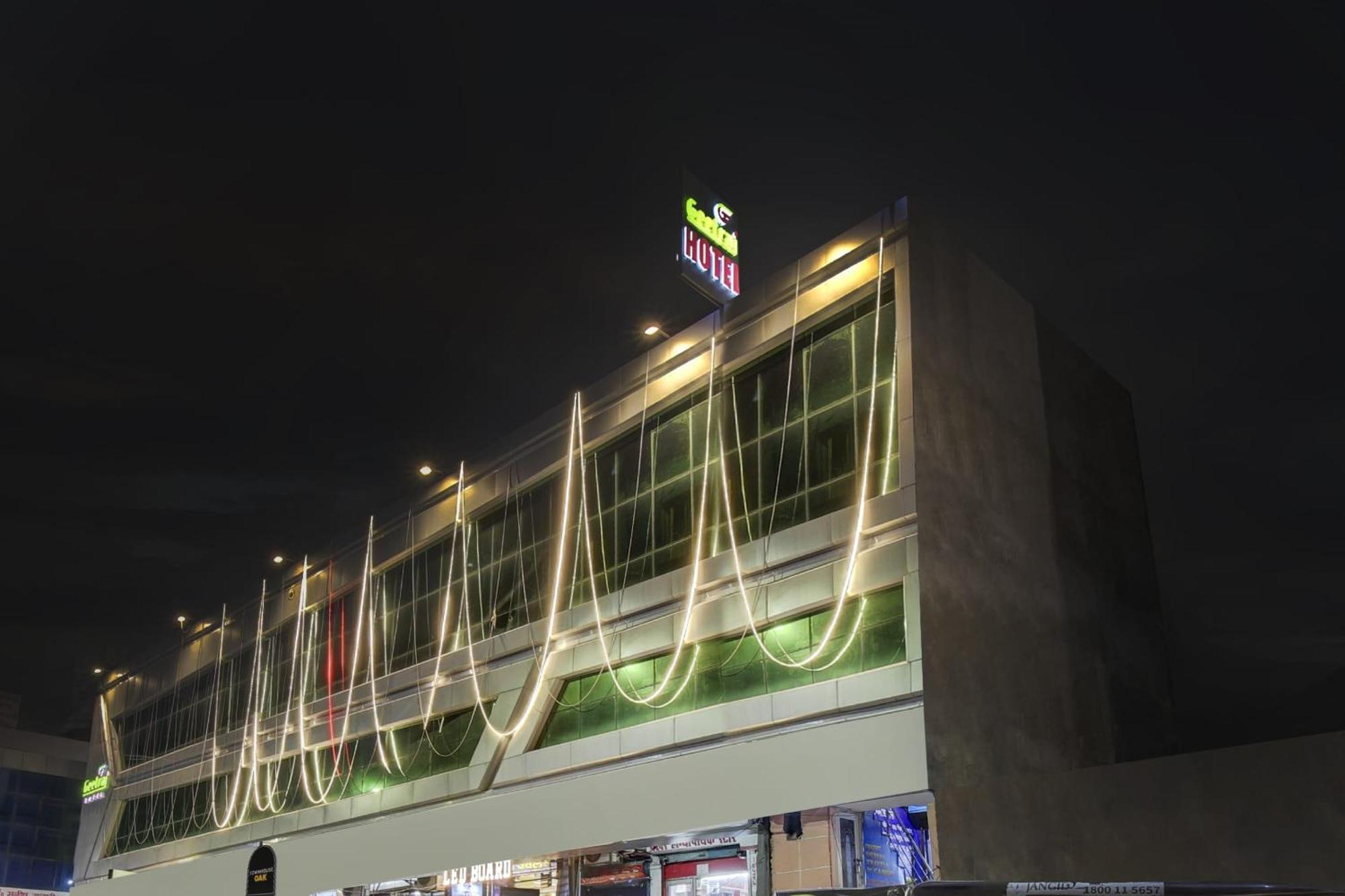 Super Townhouse Geetraj Near Shalimar Gateway Lucknow Hotell Eksteriør bilde